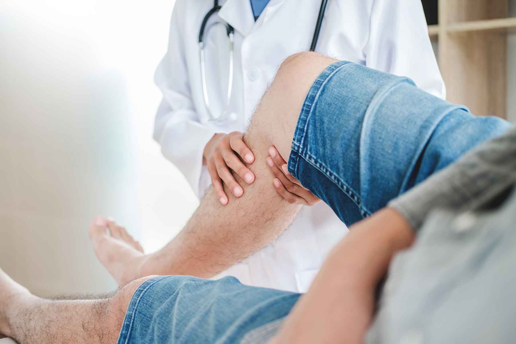 doctor-consulting-with-patient-knee-problems-physi-UANXXB3 Meniscus Tear
